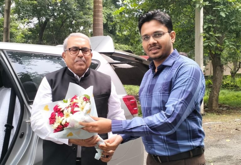 प्रमण्डलीय आयुक्त पहुंचे धनबाद