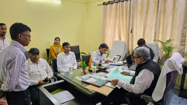 प्रमंडलीय आयुक्त ने किया गोविंदपुर अंचल कार्यालय का निरीक्षण