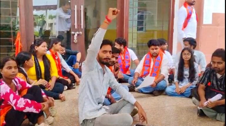 शैक्षणिक सुविधाओं व छात्र हित से जुड़े विभिन्न मुद्दों को लेकर अभाविपका बीबीएमकेयू में धरना प्रदर्शन