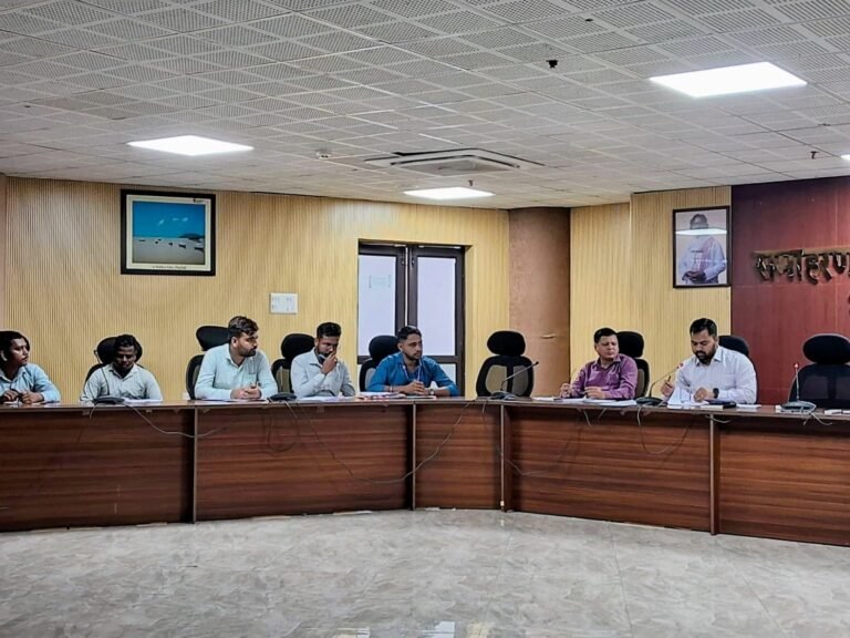 डीडीसी ने की साइकिल वितरण सहित विभिन्न योजनाओं के प्रगति की समीक्षा