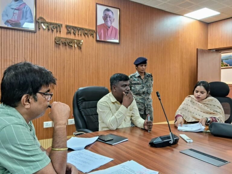 जनता दरबार में अधिकारियों ने सुनीं आमजनों की समस्याएं