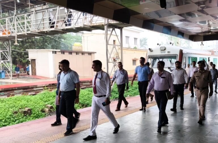 मुख्यालय स्तरीय स्टेशन इम्प्रूवमेंट ग्रुप द्वारा किया गया कोडरमा एवं पारसनाथ स्टेशन का निरीक्षण |