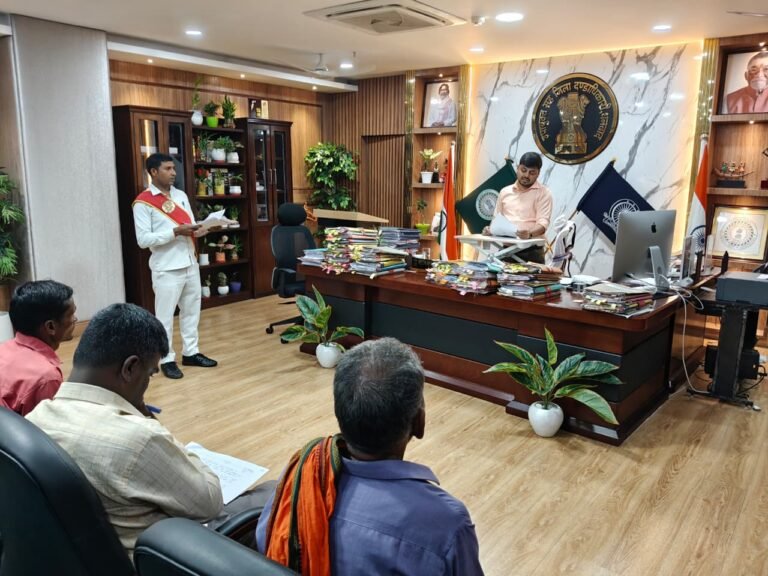 ◆जनता दरबार में आमजनों की समस्याओं से अवगत हुए उपायुक्त, समस्याओं के निष्पादन हेतु अधिकारियों को दिए निर्देश