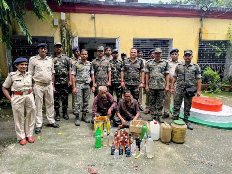 कतरास के जीएनएम कॉलेज के पास शराब बेचते 2 व्यक्ति रंगेहाथ गिरफ्तार