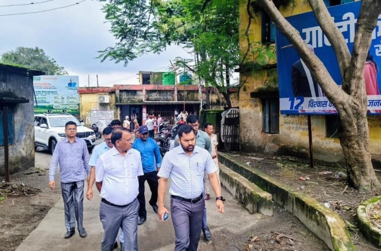 धनबाद अंचल कार्यालय को व्यवस्थित व जनउपयोगी बनाएं – डीडीसी