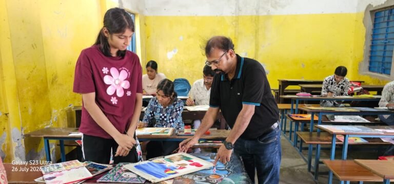 बंगिया संगीत परिषद झारखंड के बच्चों को चित्रकला में कर रहा है प्रशिक्षित