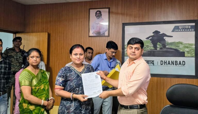माननीय मुख्यमंत्री ने किया धनबाद की षष्ठी देवी व जोनाकी दत्ता से संवाद