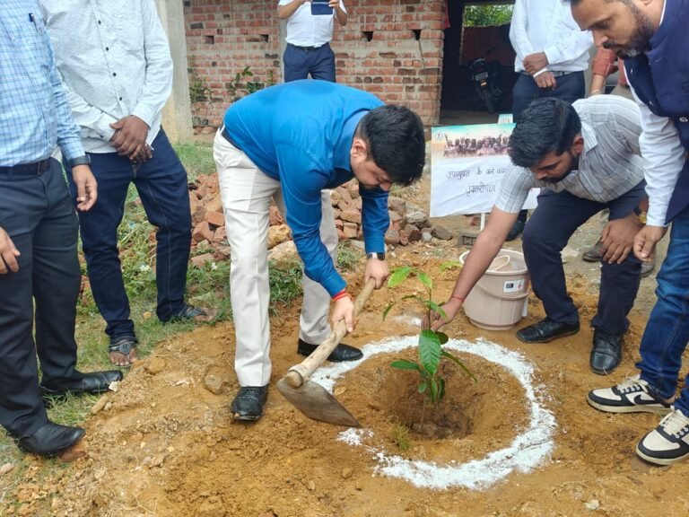“आओ पेड़ लगाएं, धरती को हरियाली से सजाएं।”