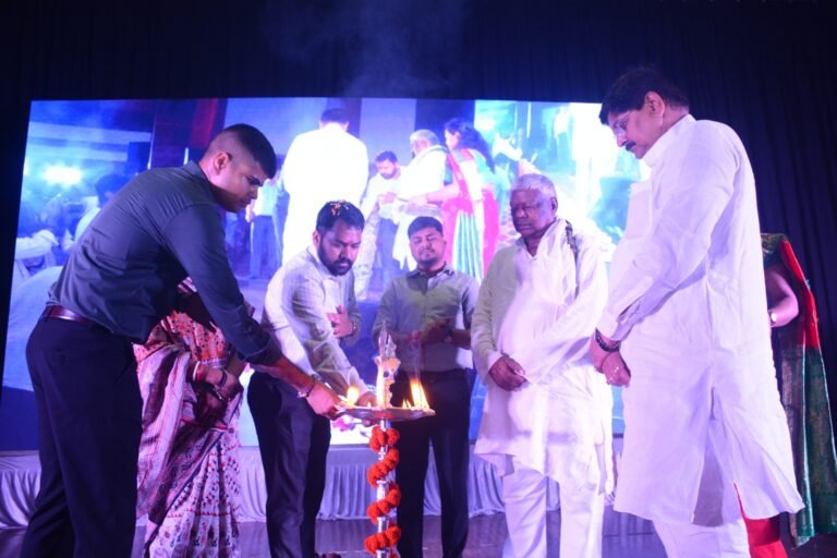 विश्व आदिवासी दिवस पर धनबाद के न्यू टाउन हॉल में भव्य जिला स्तरीय समारोह आयोजित