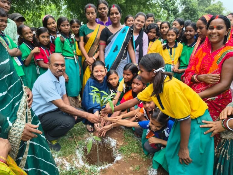 “आओ पेड़ लगाएं, धरती को हरियाली से सजाएं।”