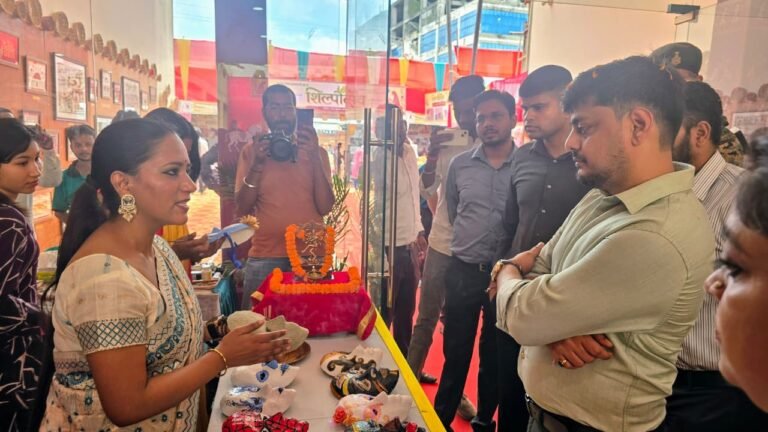 उपायुक्त ने समझी मुखौटा निर्माण की प्रक्रिया, की कला की सराहना