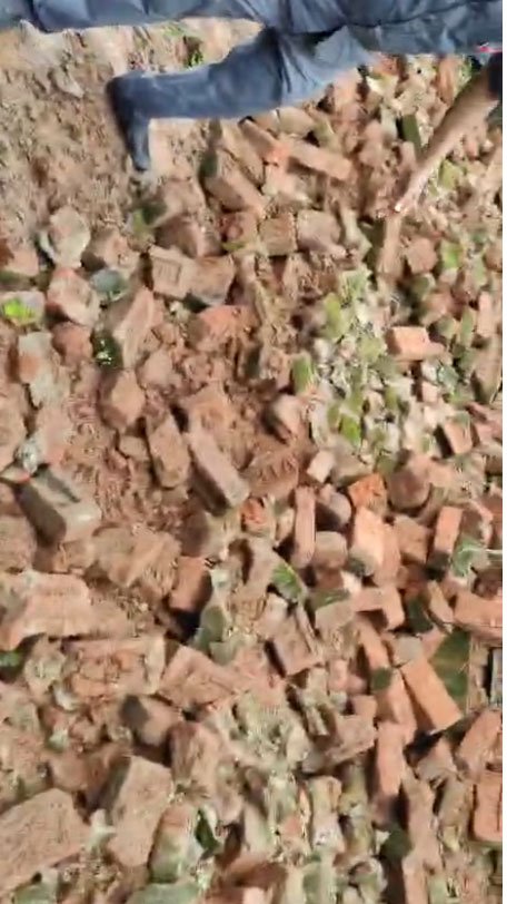 डिबोनिल स्कूल रोड जय प्रकाश नगर में अचानक ढहा दीवार, बाल बाल बचे बच्चे और राहगीर, 5 दोपहिया वाहन क्षतिग्रस्त ।