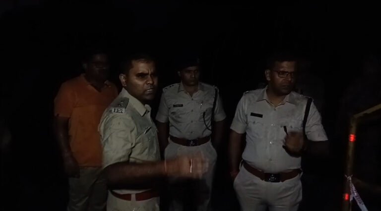 नबाद पुलिस की प्रिंस खान,गोपी खान के गुर्गों के साथ मुठभेड़, दो अपराधी को पुलिस ने मारी गोली,एक हो गया फरार,लेवी वसूलने पहुँचा था बाइक से तीन अपराधी,घायल अपराधी को पुलिस ने SNMMCH में कराया इलाज के लिये भर्ती,हाफ इनकाउंटर की एसएसपी ने की पुष्टिधनबाद से प्रतीक पोपट
