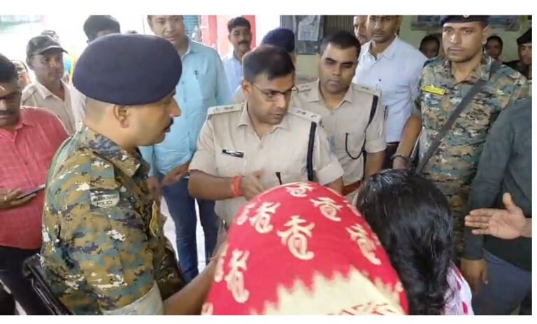 धनबाद में देर रात हुए पुलिस और गैंगस्टर प्रिंस व गोपी खान के घायल गुर्गो से SNMMCH अस्पताल पूछताछ करने पहुंचे धनबाद के वरीय पुलिस अधीक्षक प्रभात कुमार।