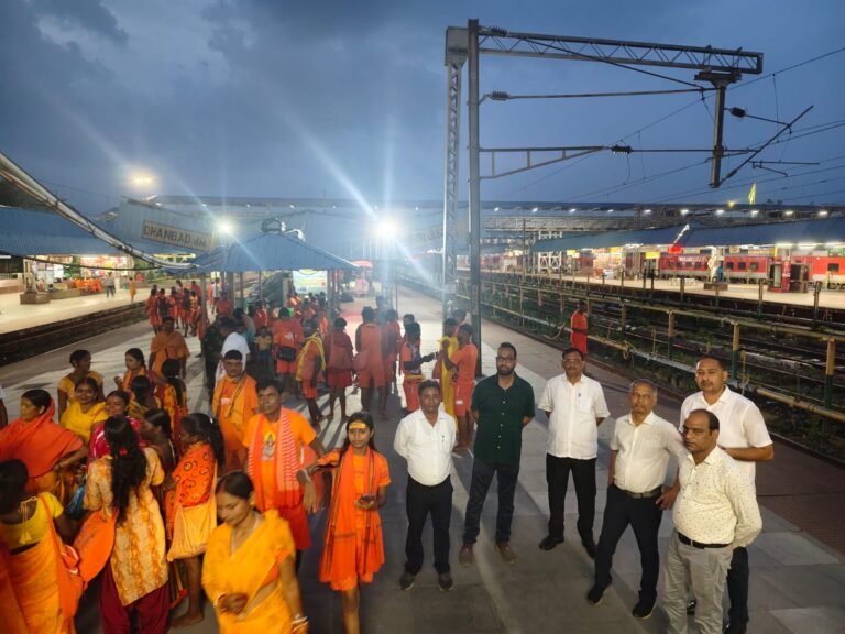श्रावणी मेले के मद्देनज़र धनबाद स्टेशन पर विशेष यात्री सेवा अभियान शुरू