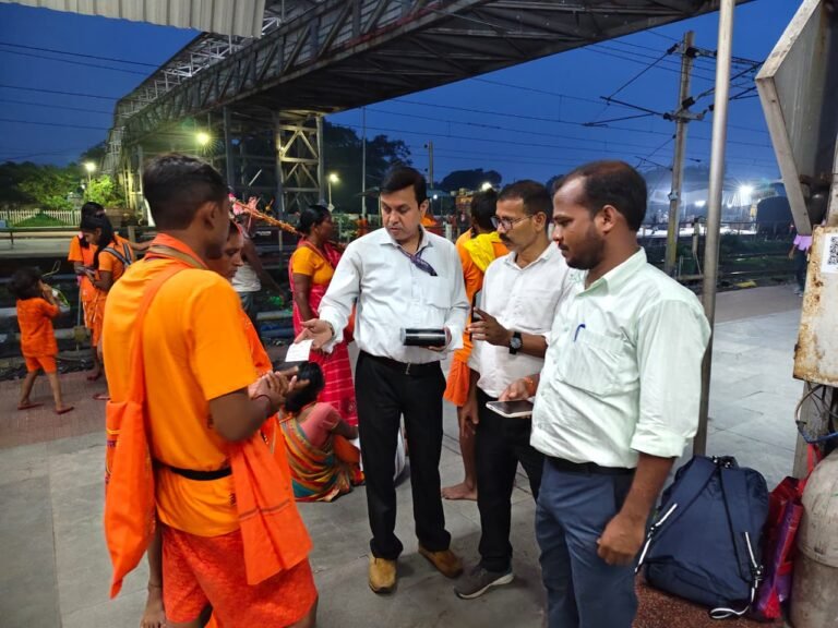 धनबाद मंडल द्वारा श्रद्धालु यात्रियों की सुविधा हेतु विशेष सहायता अभियान |