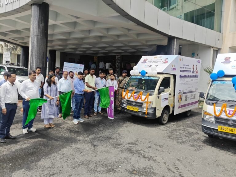 उपायुक्त ने “बिरसा प्रधानमंत्री फसल बीमा योजना” से संबंधित जागरूकता रथ को हरी झंडी दिखाकर किया रवाना