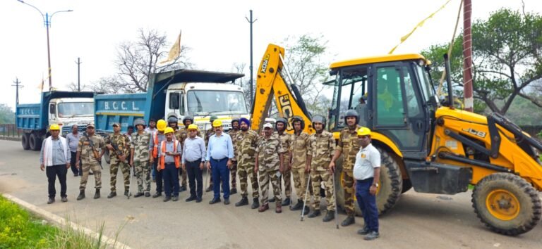केन्दुआडीह में धनबाद-बोकारो क्षतिग्रस्त सड़क की खुदाई शुरू