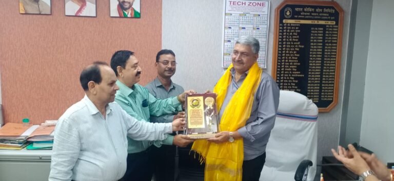 मनीष मिश्रा को काला हीरा-2026 का स्मृति चिन्ह देकर किया सम्मानित
