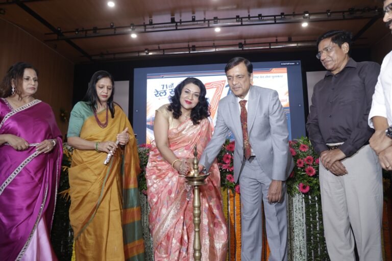 अधिकारियों एवं कर्मचारियों को उत्कृष्ट कार्य के लिएमहाप्रबंधक ने ‘‘विशिष्ट रेल सेवा पुरस्कार‘‘ से किया पुरस्कृत