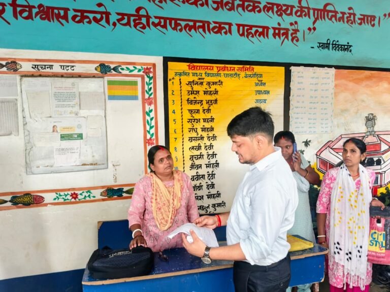 जिला निर्वाचन पदाधिकारी ने किया मतदान केंद्रों का भ्रमण
