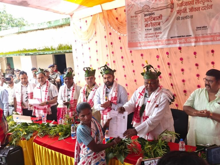 विश्व आदिवासी दिवस पर टुंडी के सुदूर पहाड़ी गांव माधोजोड़ा में उमड़ा उत्साह