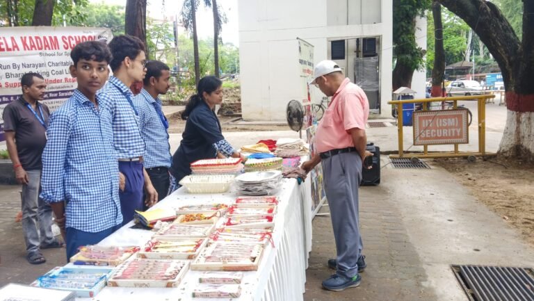 आईआईटी आईएसएम में लगा पहला कदम विशेष स्कूल का राखी स्टॉल, बच्चों की प्रतिभा को मिला मंच