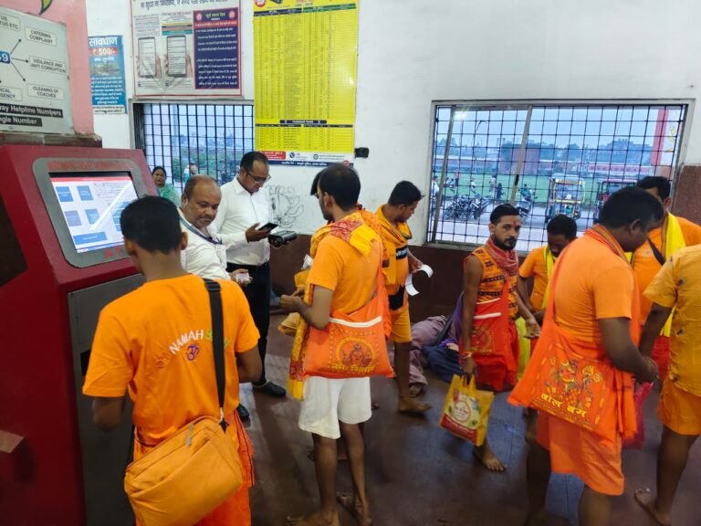 धनबाद मंडल द्वारा श्रद्धालु यात्रियों की सुविधा हेतु विशेष सहायता अभियान |