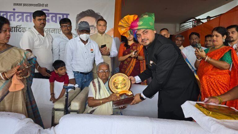स्वतंत्रता सेनानी की धर्मपत्नी को किया सम्मानित