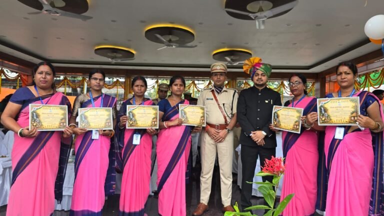 मतदाता सूची के विशेष गहन पुनरीक्षण में उत्कृष्ट कार्य करने वाले बीएलओ सम्मानित