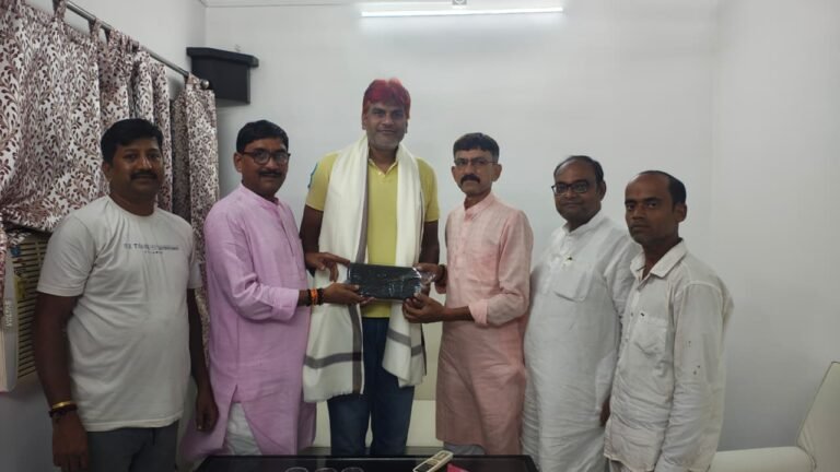 आयरलैंड में वॉलीबॉल कोच का प्रशिक्षण लेकर लौटे राकेश कुमार सिंह को भाजपा नेताओं ने दी बधाई