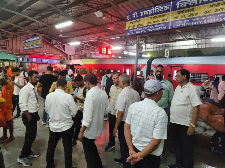 धनबाद मंडल द्वारा श्रद्धालु यात्रियों की सुविधा हेतु विशेष सहायता अभियान |