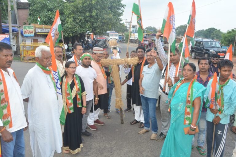 कांग्रेस नेताओं पर अमर्यादित बयानबाजी के विरोध में सांसद ढुलू महतो का पुतला दहन