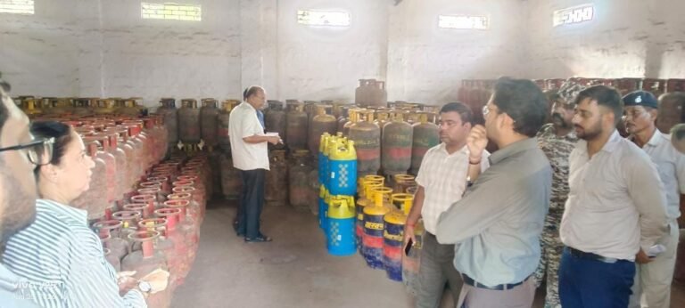 नुमंडल दंडाधिकारी ने किया प्राईम गैस एजेंसी का औचक निरीक्षण