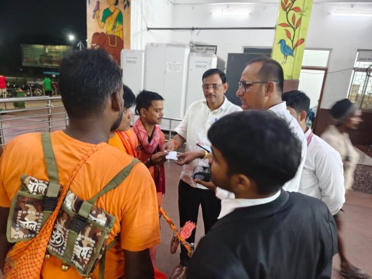 धनबाद मंडल द्वारा श्रद्धालु यात्रियों की सुविधा हेतु विशेष सहायता अभियान |