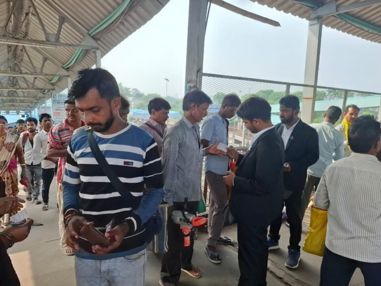धनबाद स्टेशन पर चलाया गया मजिस्ट्रेट टिकट चेकिंग अभियान |