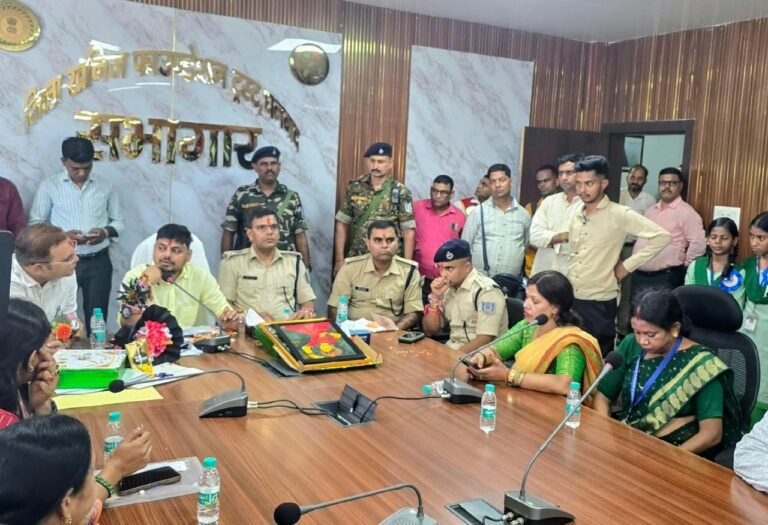 उपायुक्त, एसएसपी, डीडीसी सहित जिले के वरीय अधिकारियों ने स्कूली छात्राओं से बंधवाई राखी