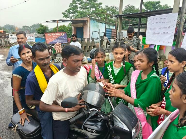 धनबाद के प्रमुख चौराहों पर संपन्न हुआ “राखी फॉर रोड सेफ्टी” अभियान