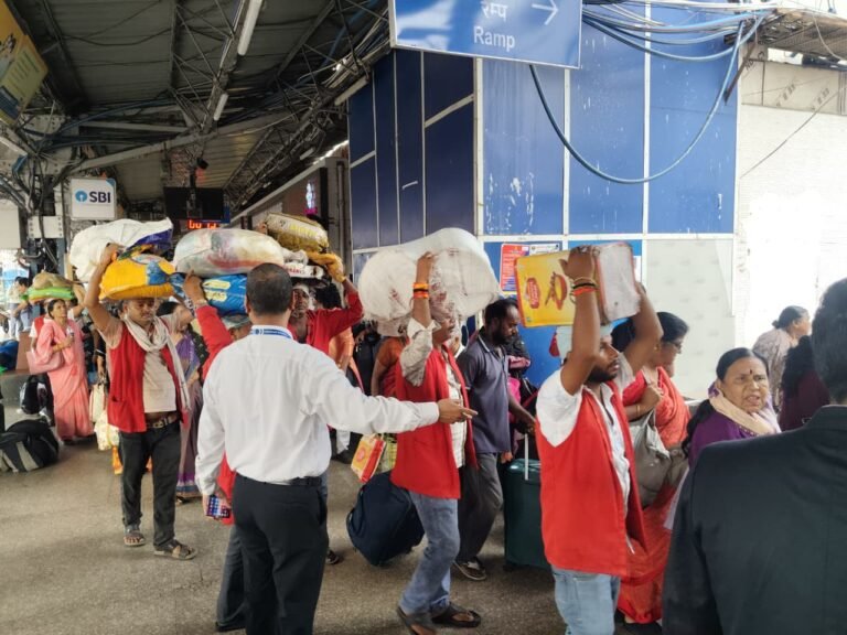 नेपाल में उत्पन्न त्रासदी के बीच वापस भारत लौटने वाले यात्रियों की सुविधा के लिए मेडिकल सहायता सहित समुचित सहयोग के लिए पूर्व मध्य रेल द्वारा की गयी विशेष व्यवस्था