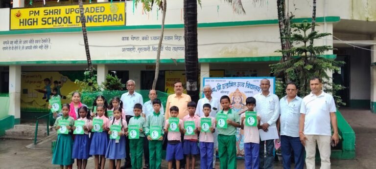 बलियापुर के स्कूल में 63 छात्र-छात्राओं को निःशुल्क मिली ‘वर्ण परिचय’ किताब