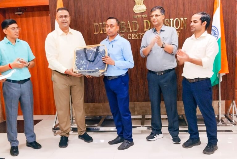 सोनारडीह एवं बरवाडीह रेल कमीशनिंग कार्य में उत्कृष्ट योगदान देने वाले रेलकर्मियों को किया गया सम्मानित |
