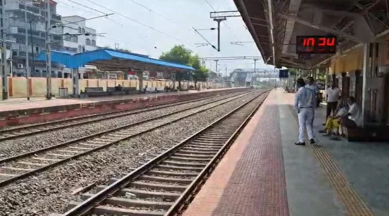 पाकुड़ से गुजरने वाली कई ट्रेनें रद्द और डायवर्ट, यात्रियों की बढ़ी परेशानी