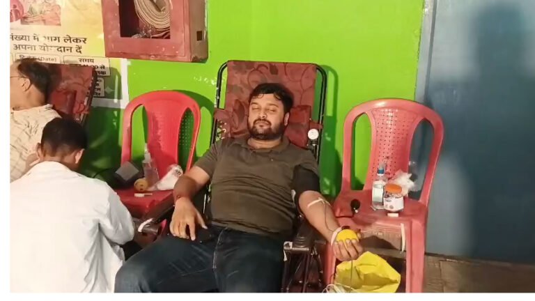 जोड़ाफाटक शक्ति अपार्टमेंट में गणेश महोत्सव पर रक्तदान शिविर का हुआ आयोजन , सोसायटी के सदस्यों ने किया रक्तदान ।