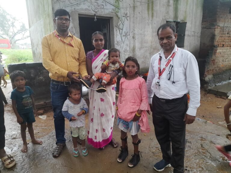 उपायुक्त श्री आदित्य रंजन के निर्देश पर बाघमारा में RBSK टीम ने बिरहोर समुदाय के बच्चों को बांटे विशेष CTEV जूते