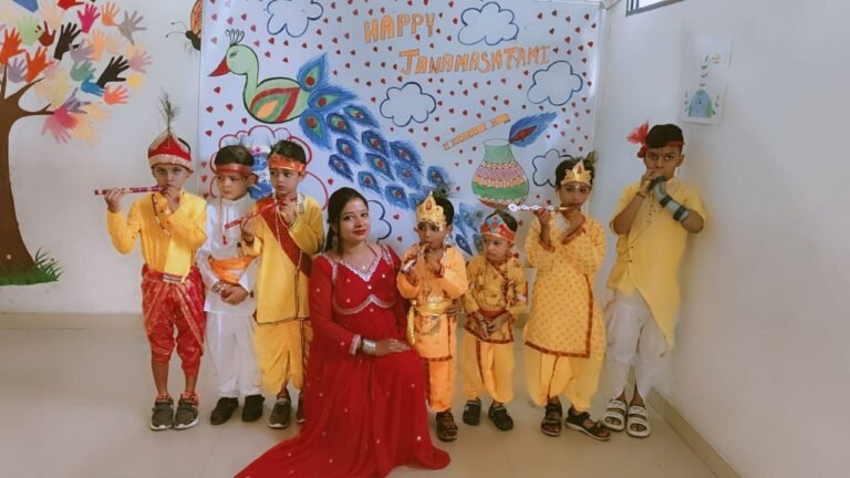 नन्हे कृष्ण-राधा के रूप में सजे बच्चों ने लूटी महफिल