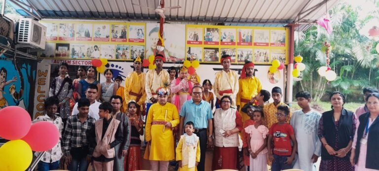 राधा-कृष्ण की झांकियों से सजा परिसर, भजनों पर थिरके नन्हे कदम; मटकी फोड़ प्रतियोगिता बनी आकर्षण का केंद्र