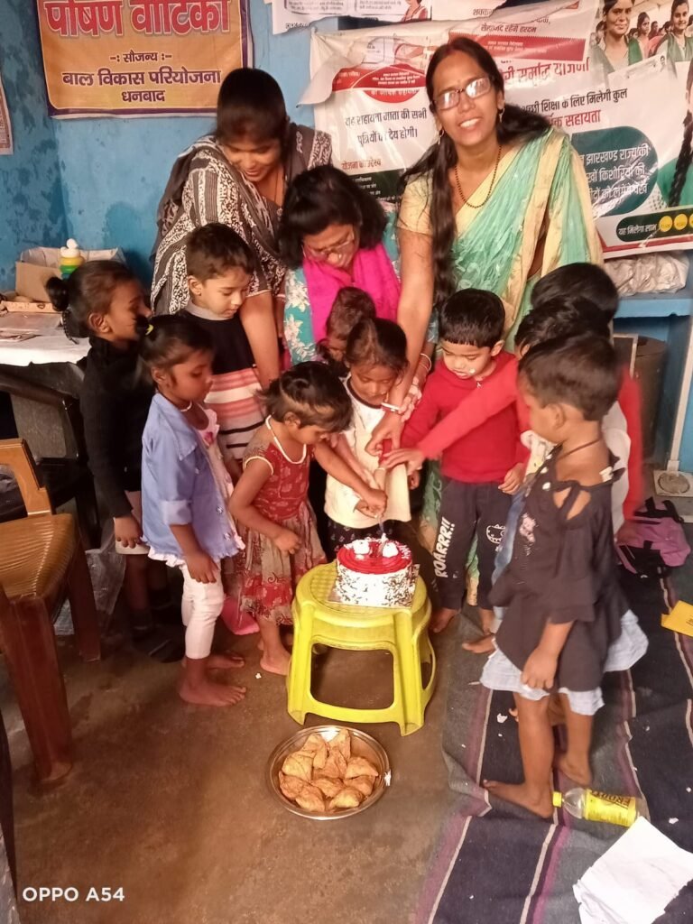 आंगनवाड़ी केंद्रों में उत्साह एवं उमंग के साथ मनाया गया शिक्षक दिवस