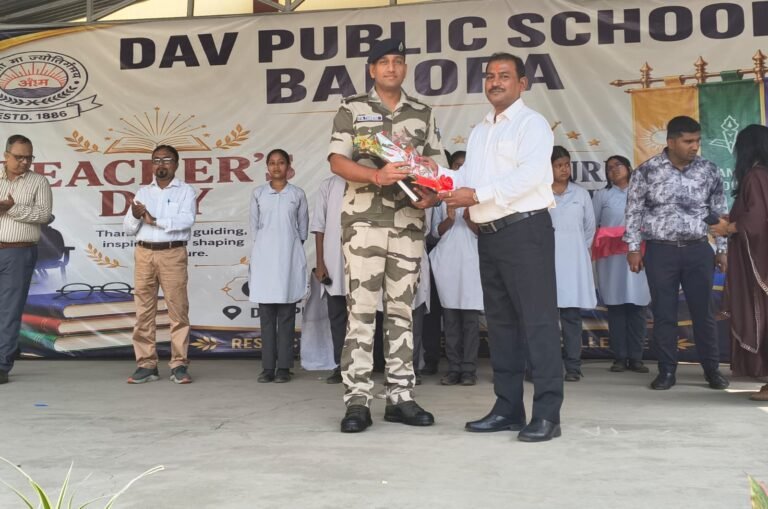 अनुशासन और लक्ष्य के साथ आगे बढ़ें विद्यार्थी, सफलता कदम चूमेगी : पुष्पेंद्र सिंह तंवर