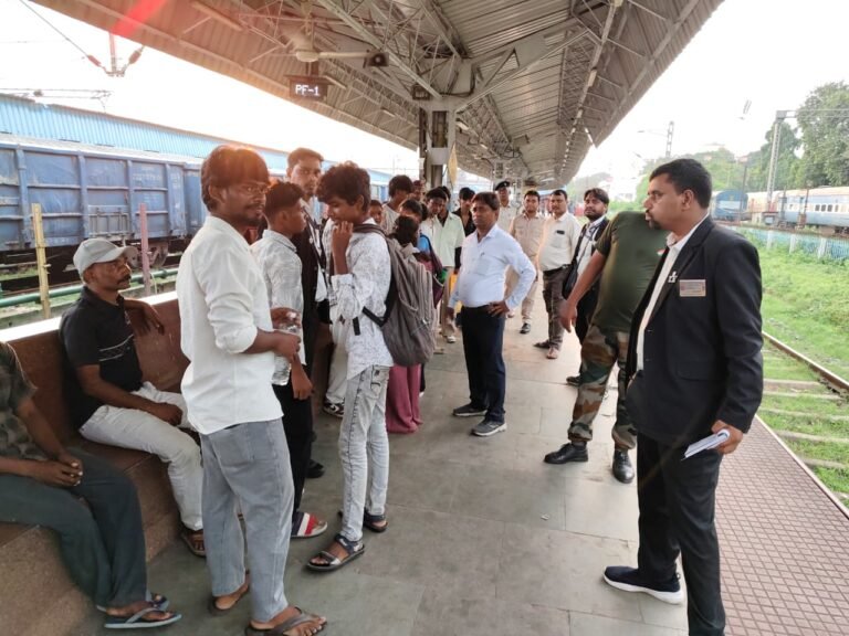 धनबाद स्टेशन पर चलाया गया मजिस्ट्रेट टिकट चेकिंग अभियान |