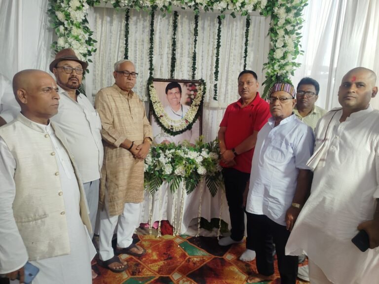 अवधेश महतो के ब्रह्मभोज में जुटे जदयू नेता, तस्वीर पर पुष्प अर्पित कर दी श्रद्धांजलि